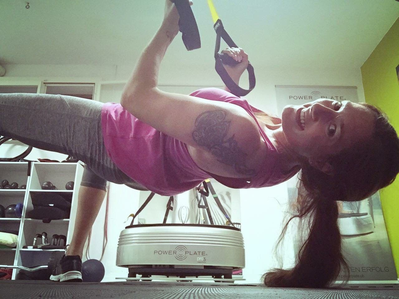 Claudia Lardi beim TRX Plank Training