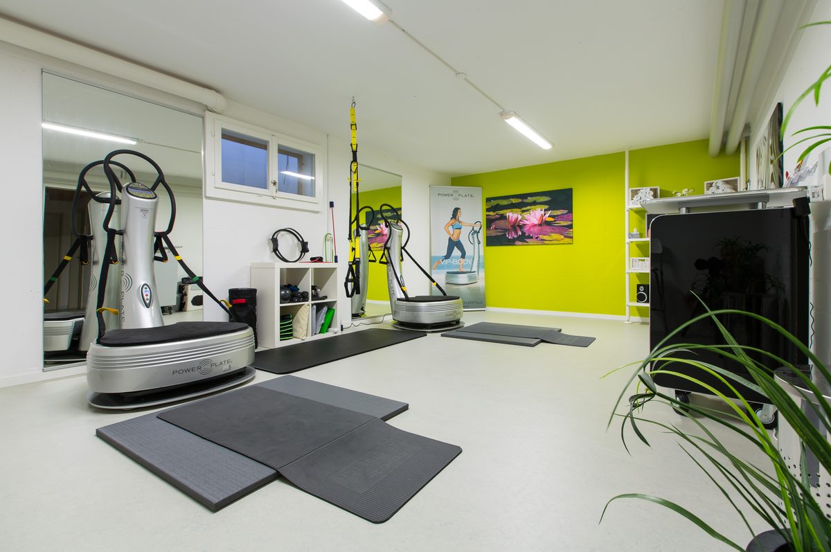 Trainingsbereich im power-vibes Studio mit Power Plate